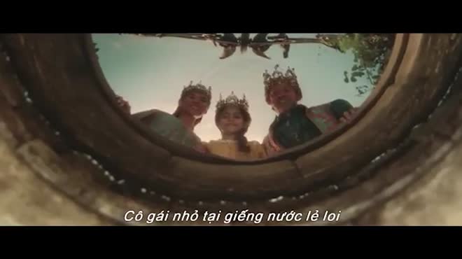 Váy áo gợi cảm của diễn viên đóng nàng Bạch Tuyết-2.jpg