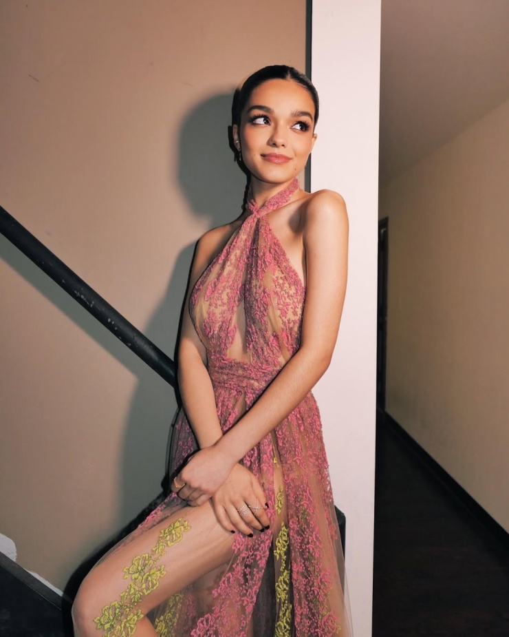 Váy áo gợi cảm của diễn viên đóng nàng Bạch Tuyết-4.jpg