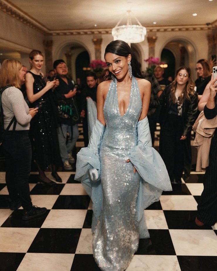 Váy áo gợi cảm của diễn viên đóng nàng Bạch Tuyết-7.jpg