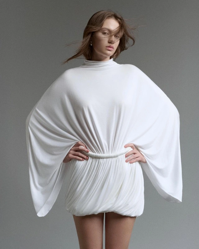 Váy suông tối giản là bạn đồng hành hoàn hảo vào mùa thu-4.webp