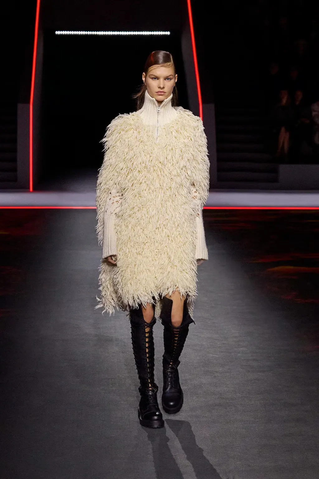 Xu hướng màu vàng bơ quay trở lại từ sàn diễn đến đường phố mùa Thu 2025-2.webp