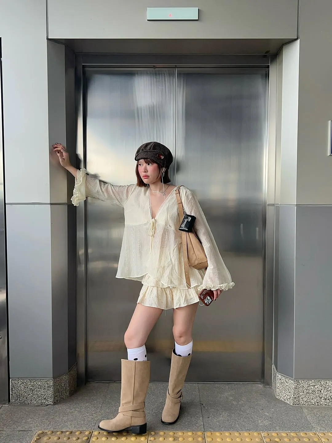 Xu hướng màu vàng bơ quay trở lại từ sàn diễn đến đường phố mùa Thu 2025-6.webp